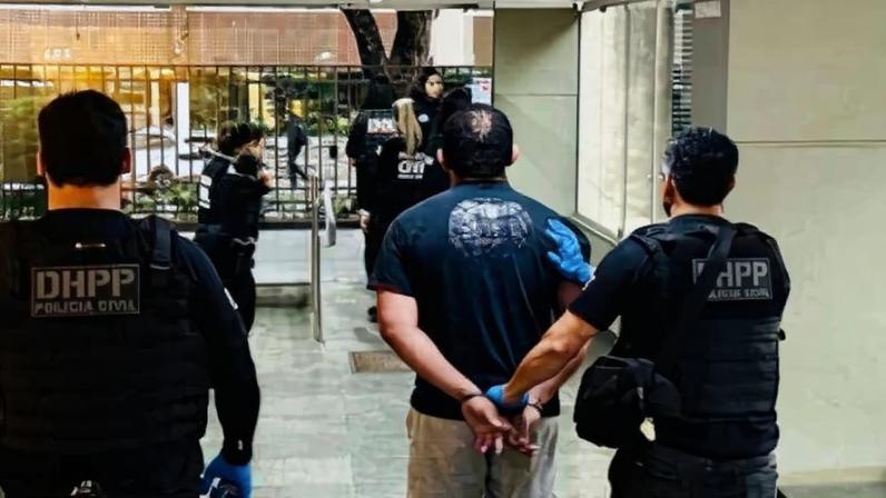 Homem de 45 anos foi preso no apartamento da jovem três meses após o crime