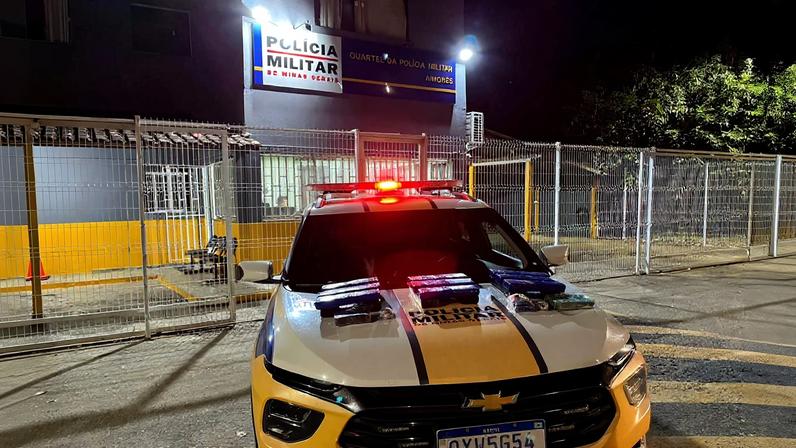 Policiais militares encontraram 19 tabletes de maconha e um tablete de crack em uma caixa no assoalho do veículo
