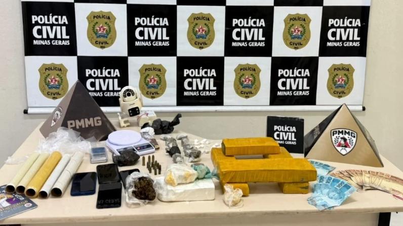 A ação, conjunta com a Polícia Militar, cumpriu mandado de busca e apreensão no imóvel dos investigados de 28 e 30 anos