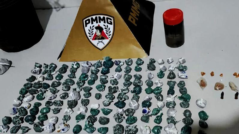 Suspeito foi encontrado no portão de casa por uma equipe da Polícia Militar