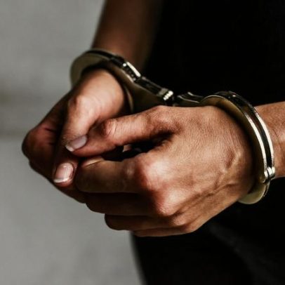 Pai e filho são presos após arremessar drogas da sacada em Governador Valadares
