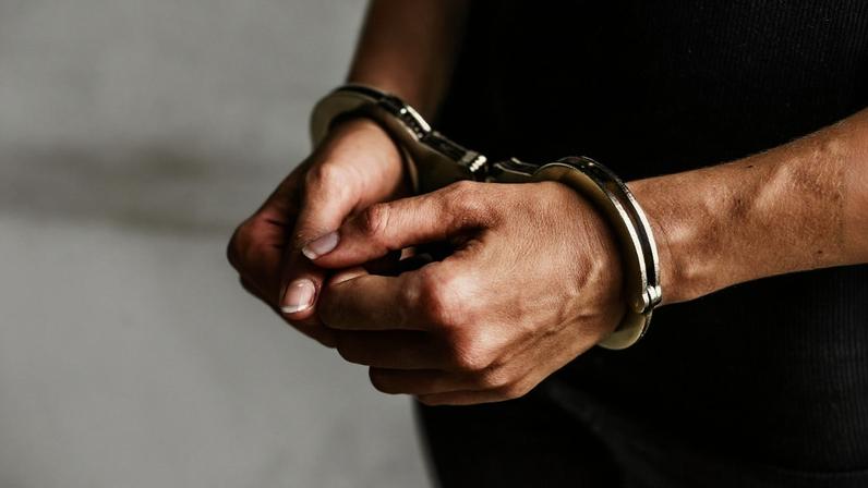 Homem de 41 anos e filho de 21 foram presos por suspeita de traficar crack e maconha em Governador Valares