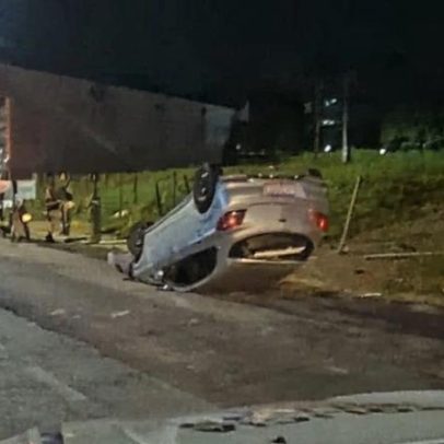 Motorista embriagado bate em carro estacionado e capota na Zona da Mata