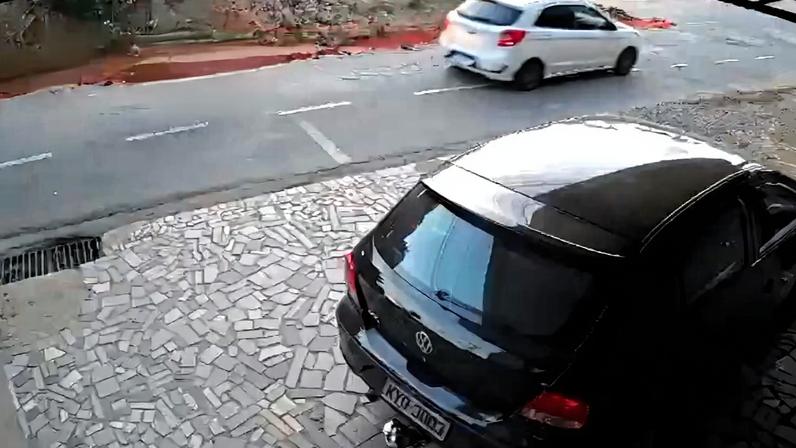 Carro branco teria fechado motocicletas