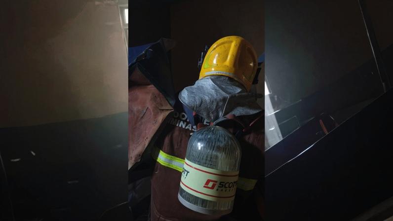 A cozinha do imóvel foi destruída pelas chamas e o morador sofreu ferimentos graves