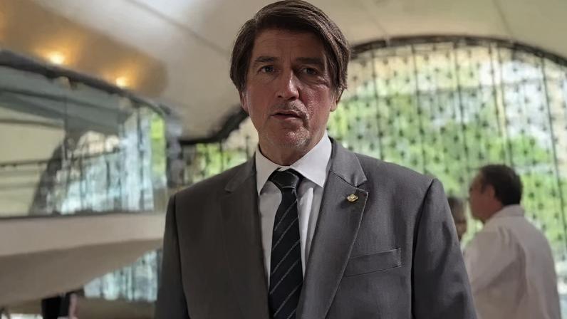 Jim Caviezel como Jair Bolsonaro em "Dark Horse"