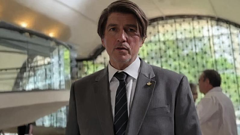 Jim Caviezel como Jair Bolsonaro em "Dark Horse"