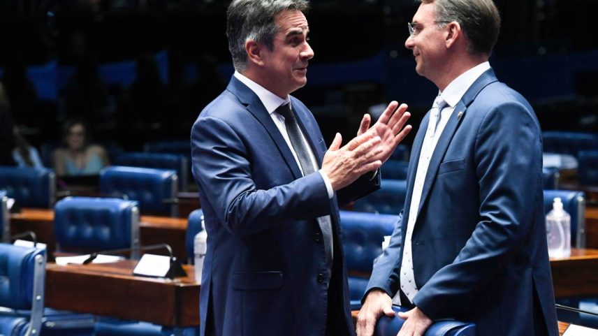 Os senadores Ciro Nogueira e Flávio Bolsonaro (Jefferson Rudy/Agência Senado)
