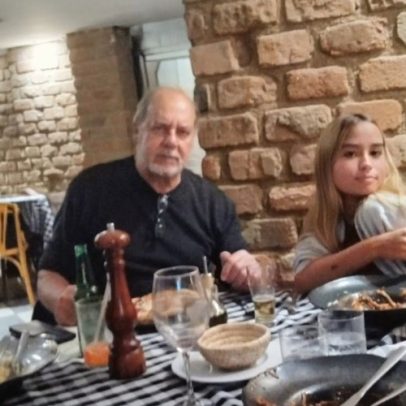 Claudia Mauro e PC Grande posam com filhos gêmeos em jantar