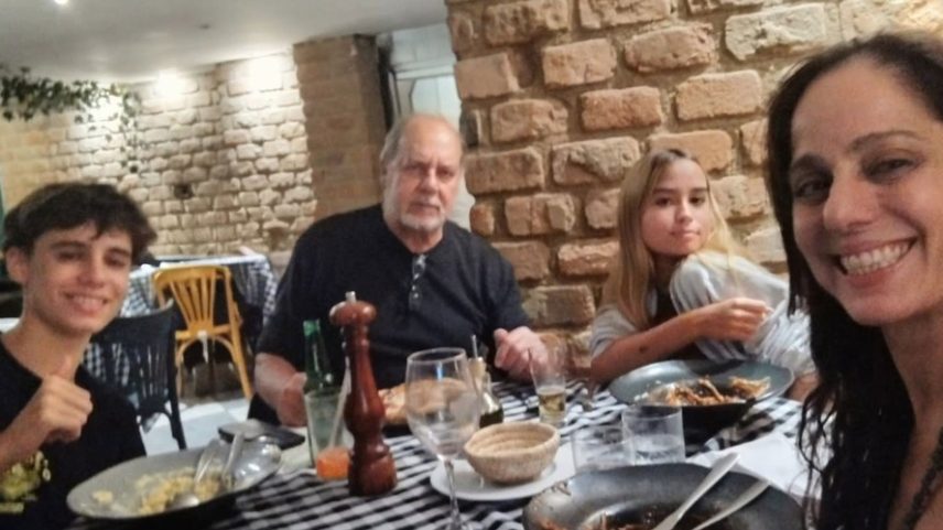 Claudia Mauro e PC Grande posam em jantar ao lado dos filhos gêmeos: 'Momentos que fazem a vida mais feliz' — Foto: Reprodução/ Divulgação