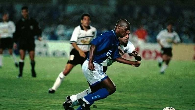 Cleisson em ação pelo Cruzeiro durante partida da Libertadores da América de 1997. (Foto: Cruzeiro)