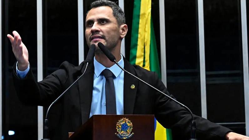 PL inicia negociações com o senador Cleitinho Azevedo, que lidera pesquisas para o governo mineiro.