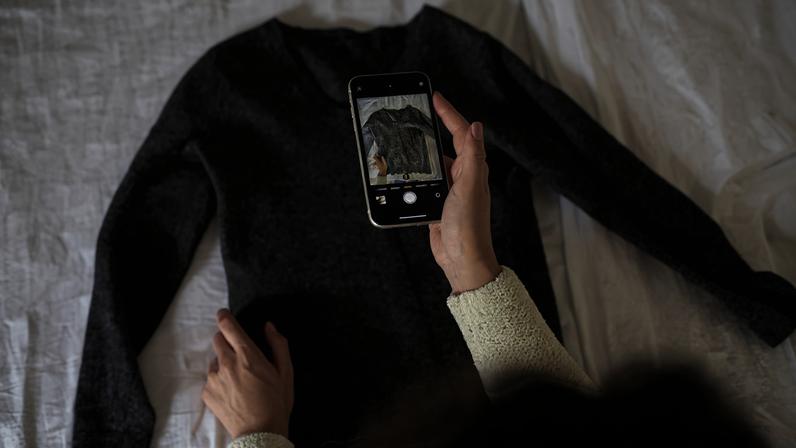 Aplicativos de guarda-roupa virtual usam inteligência artificial para sugerir looks, organizar peças e transformar o celular em um closet digital — Foto: Reprodução/Magnific (antigo Freepik)