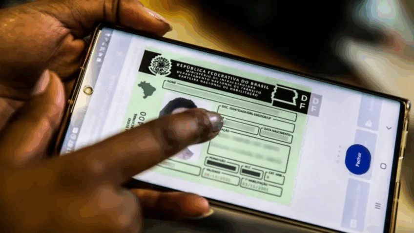 Na foto, celular com imagem de uma CNH (Carteira Nacional de Habilitação). A determinação busca unificar o procedimento em todo o país