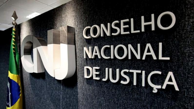 imagem colorida do letreiro em prateado com o nome do Conselho Nacional de Justiça (CNJ) desembargador - Metrópoles