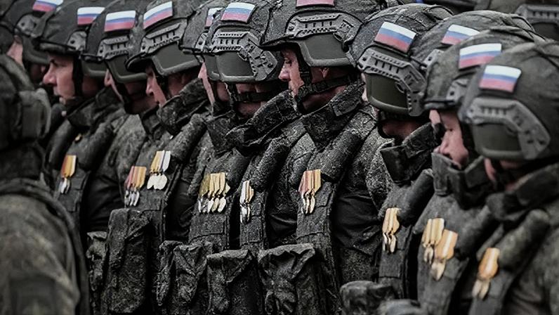 Militares russos envolvidos na ação militar do país na Ucrânia marcham na Praça Vermelha durante o desfile militar do Dia da Vitória no centro de Moscou em 9 de maio de 2024