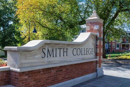 Smith College, universidade feminina que o governo Trump abriu uma investigação por admitir mulheres trans
