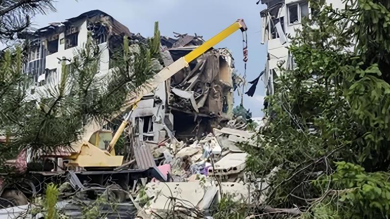 Equipes de resgate trabalham em meio aos escombros de um prédio do dormitório destruído do Colégio Starobilsk da Universidade Pedagógica de Luhansk, após um ataque durante a noite