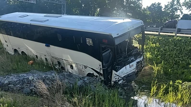 Esta foto, fornecida pela Polícia Estadual da Virgínia, mostra o local de um acidente fatal envolvendo um ônibus de passageiros na I-95, perto de Quantico, Virgínia, na sexta-feira, 29 de maio.