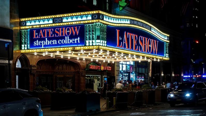 Entrada do Ed Sullivan Theater, em Nova York, local onde era gravado o programa “The Late Show with Stephen Colbert” (Foto: Ajay Suresh/Wikimedia Commons)