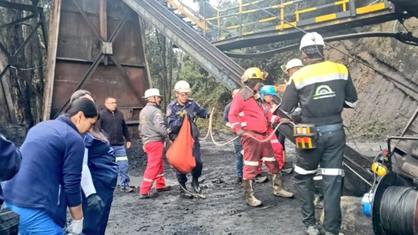 Foto colorida da equipe de resgate na boca da mina - Metrópoles