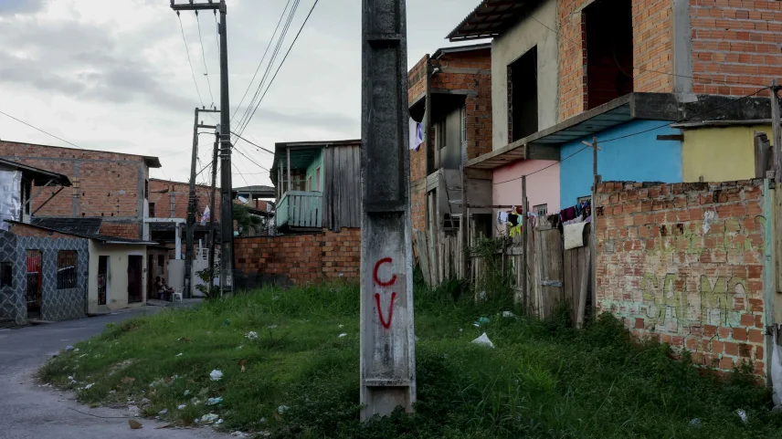 Poste com sigla do Comando Vermelho em Belém (PA): Amazônia é nova fronteira da ação das facções. (Foto: Sebastião Moreira/EFE)