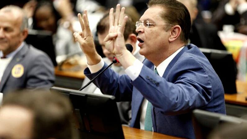 Governistas criticam mudança de apoio do PL em votação 6x1