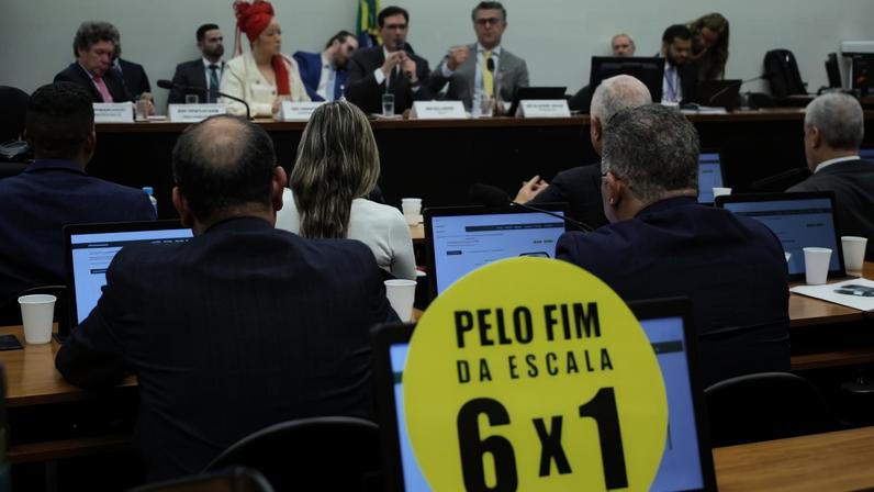 Comissão especial na Câmara aprova projeto que acaba com a jornada 6x1