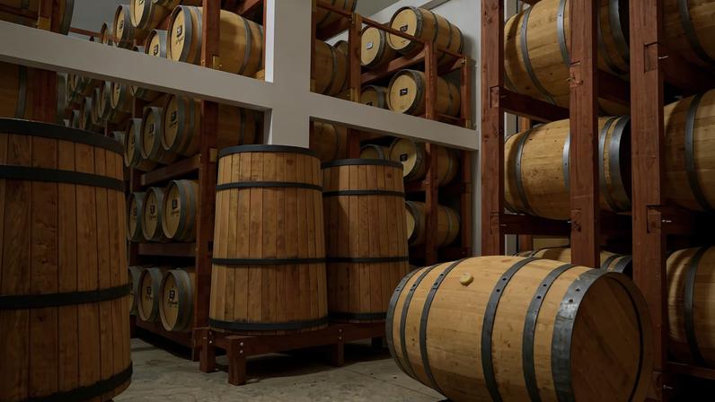 Alambique abriga barris de carvalho francês para envelhecimento da cachaça. (Foto: Divulgação/Alambique Bylaardt)