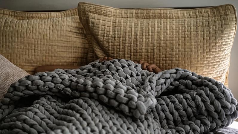 Com a chegada do frio, é importante se atentar à lavagem dos cobertores e à forma de armazenamento