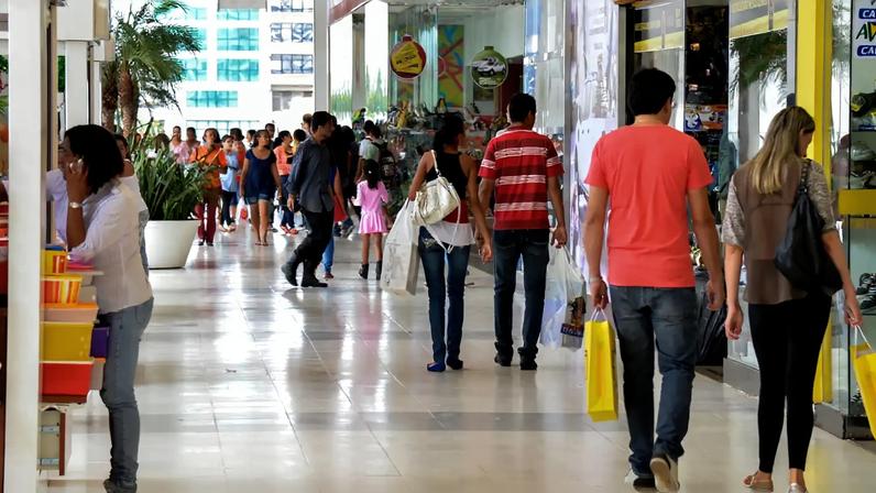 Shopping no centro de Brasília tem movimento intenso no último fim de semana antes do Natal