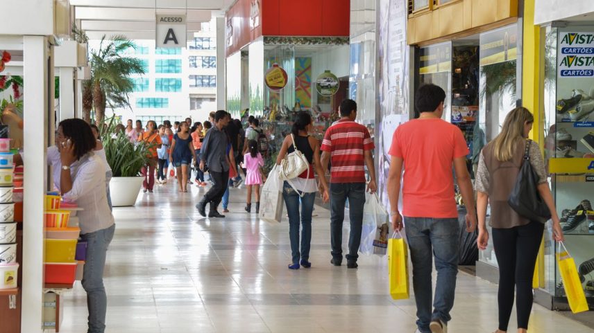 Shopping no centro de Brasília tem movimento intenso