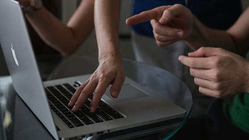 Pessoas mexendo em um computador