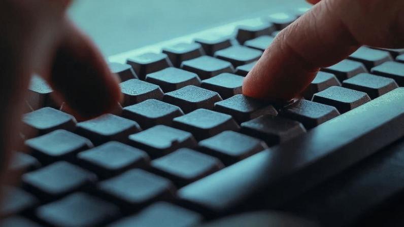 Computador usado para roubo de dados na dark web
