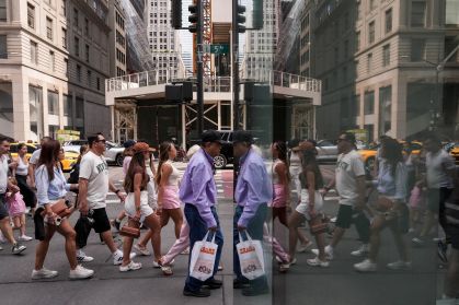 Consumidores na Quinta Avenida, em Nova York, em 7 de agosto de 2025