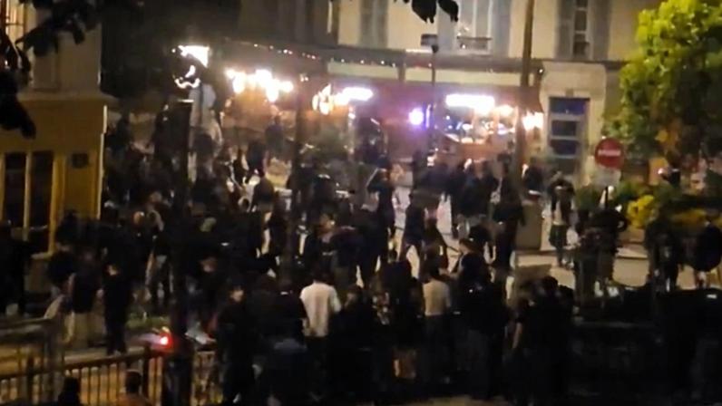 Pessoas brigando em uma rua de Paris
