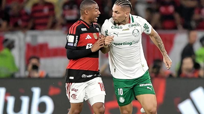 Confusão entre jogadores de Flamengo e Palmeiras após comemoração de Paulinho
