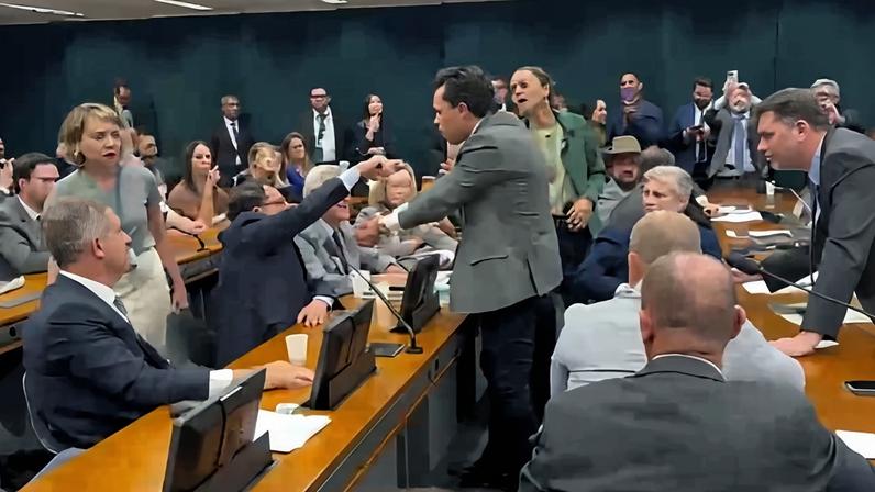 Conselho de Ética da Câmara: advogado chama deputado de rábula e comenta idade