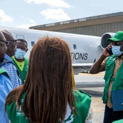 Jovens incendiam hospital na África após não liberarem corpo de vítima de Ebola