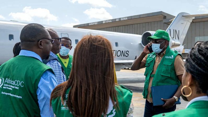 Agentes dos Centros de Controle e Prevenção de Doenças da África (Africa CDC) chegam à RDC nesta quinta-feira (21) para coordenar medidas em resposta ao surto de ebola (Foto: STRINGER/EFE/EPA)