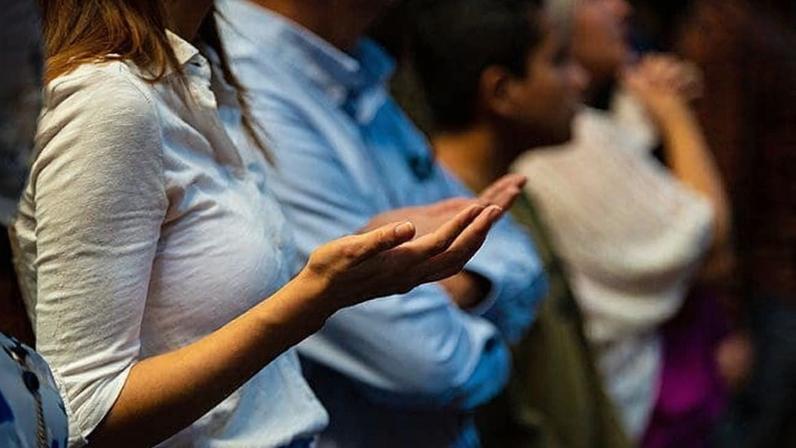 Líder de louvor parou 10 hábitos e canto da congregação ficou mais alto