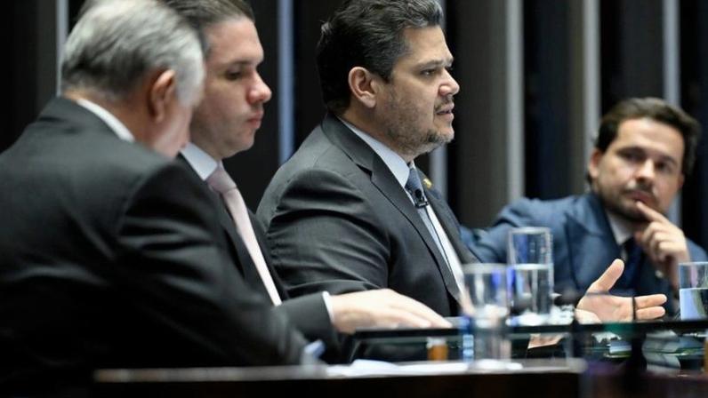 Motta só falará com Alcolumbre sobre 6 a 1 após votação na Câmara
