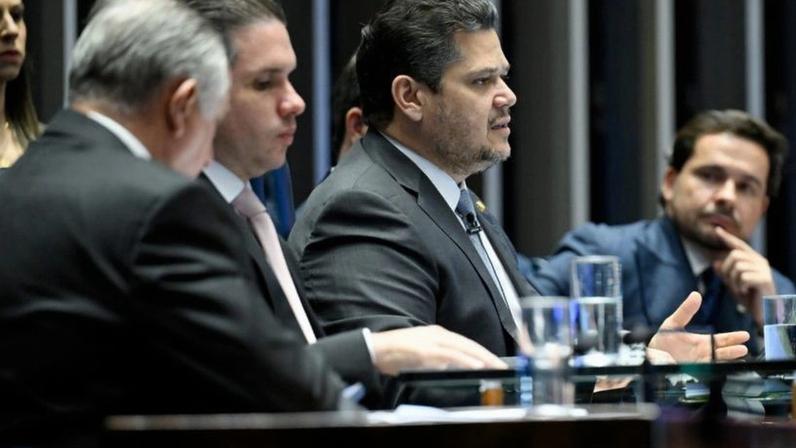 Na imagem, os presidentes da Câmara, Hugo Motta, e do Senado, Davi Alcolumbre