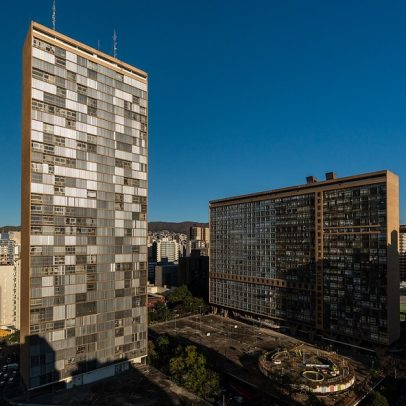 Síndica do Edifício JK enfrenta polêmicas com pets no colo e áreas proibidas
