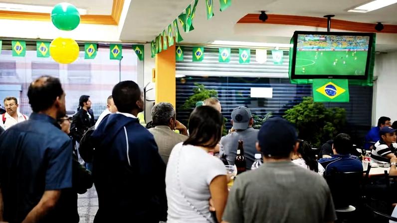 Pessoas se reúnem para assistir aos jogos da Copa do Mundo — Foto: Getty Images