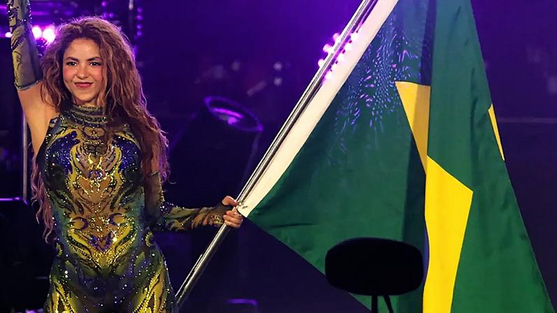 A cantora Shakira encerrou o megashow em Copacabana segurando uma bandeira do Brasil