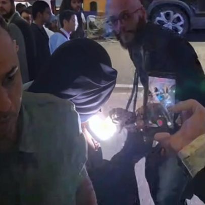 Homens são retirados por seguranças de evento com Flávio Bolsonaro em Campinas
