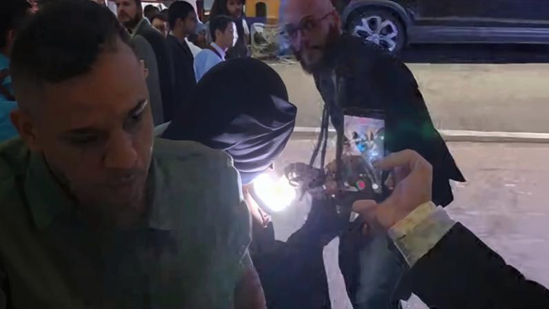 Homens retirados por seguranças foram jogados ao chão do lado de fora do evento — Foto: Reprodução/EPTV/César Simão
