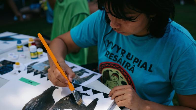Jovens Avá-Guarani retomam grafismos tradicionais e referências ancestrais por meio das oficinas do Tembiapo Mandu'a Porã Ndive, iniciativa do Hotel das Cataratas e do Cidades Invisíveis — Foto: Divulgação