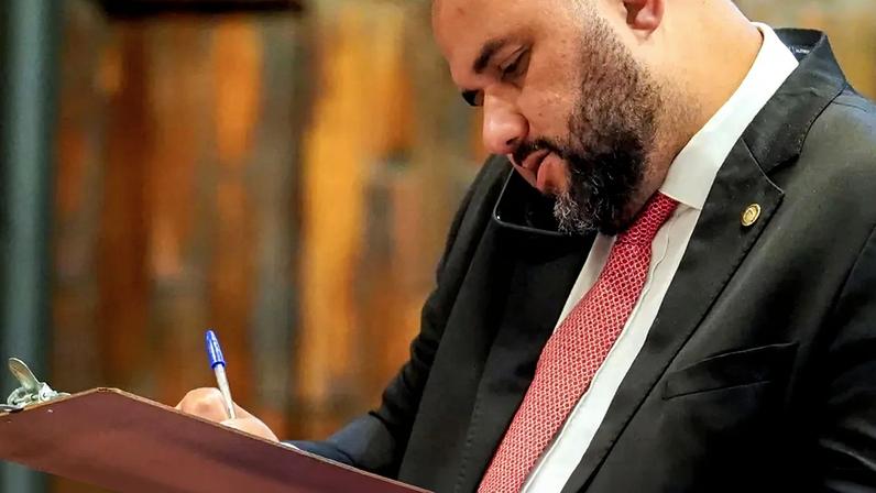 Deputado estadual Thiago Rangel (Avante) foi preso pela PF (Polícia Federal) no Rio de Janeiro, na manhã desta terça-feira (5), durante a quarta fase da Operação Unha e Carne.